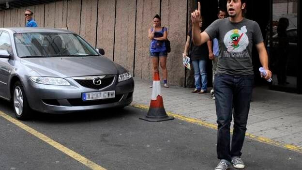 Absuelven al 'indignado' acusado de una falta de desobediencia en un desalojo