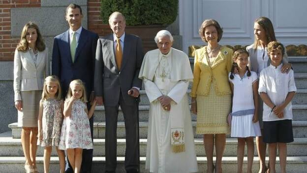 Benedicto XVI con la Familia Real