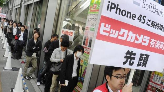 Filas, sillas plegables y parasoles para hacerse con el iPhone 4S en Tokio