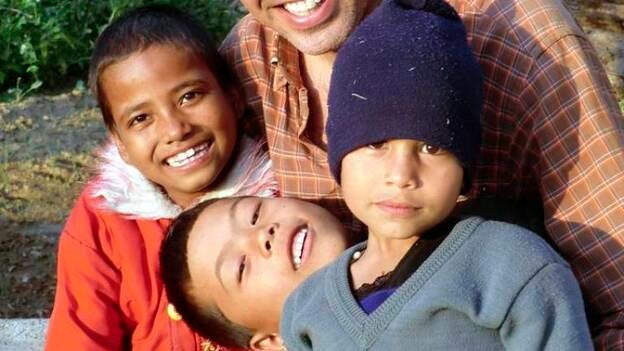 De Canarias a Nepal para contribuir a dibujar sonrisas