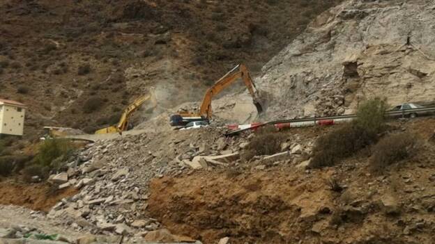 Una voladura excesiva obliga a corta la carretera de Mogán