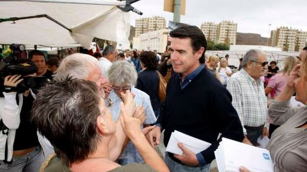 Soria recorre el Mercadillo de Jinámar y ofrece un mitin