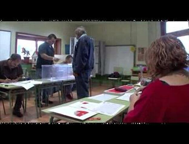 Votaciones en el colegio electoral de La Restinga, en El Hierro