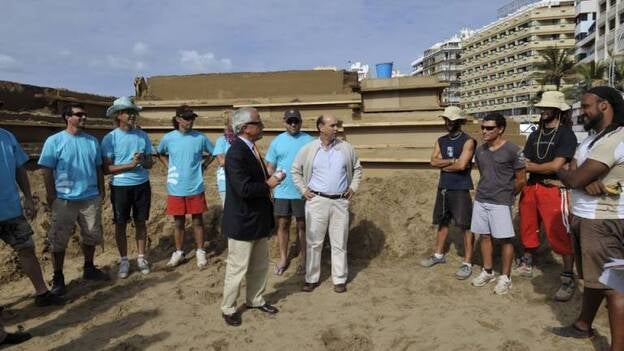 Montaje del belén de arena de Las Canteras