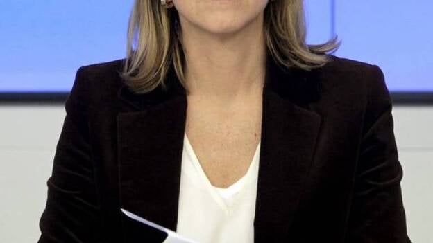 Cospedal sube 2,5 horas la jornada de los funcionarios, baja su sueldo y anuncia una gestión público-privada a varios hospitales