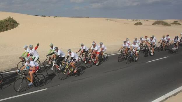 Corralejo se suma en 'bici' a la lucha contra el cáncer