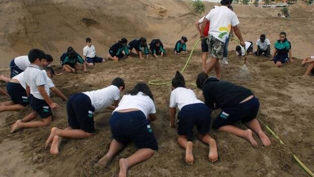Los pequeños hacen esculturas en la arena