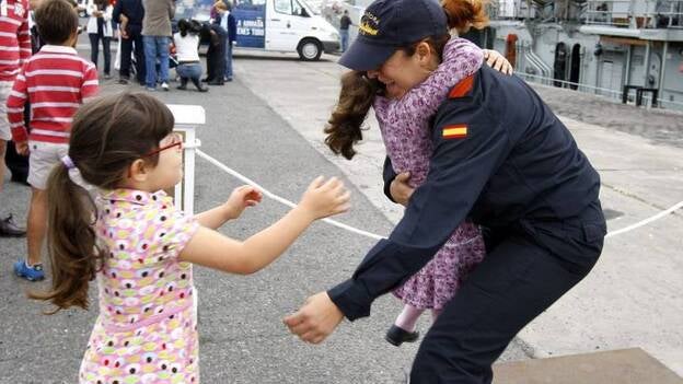 Emotiva bienvenida al 'Cazadora'