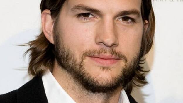 Ashton Kutcher sale con la doble de Demi Moore