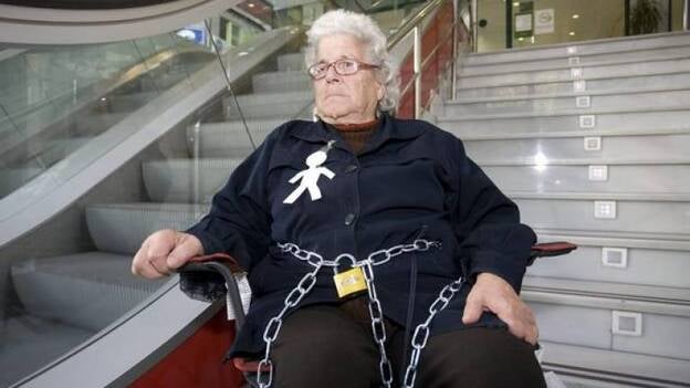 Una anciana se encadena para que no embarguen la vivienda de su hijo