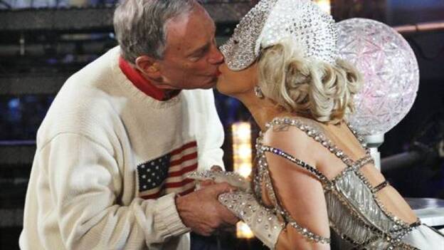 Lady Gaga cumple el rito neoyorquino con un beso al alcalde Bloomberg
