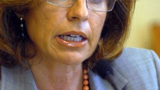 El oftalmólogo Fernández-Vega opera a Botella, que ya no usará gafas