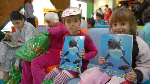 Loro Parque visita a los niños del Materno