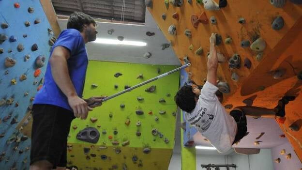 Escuela de escaladores en el centro de la ciudad