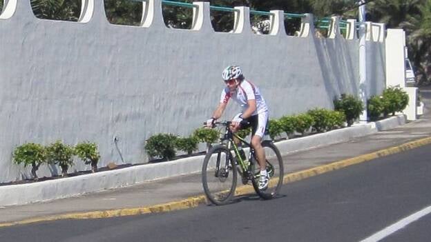 Alonso en bici en Lanzarote