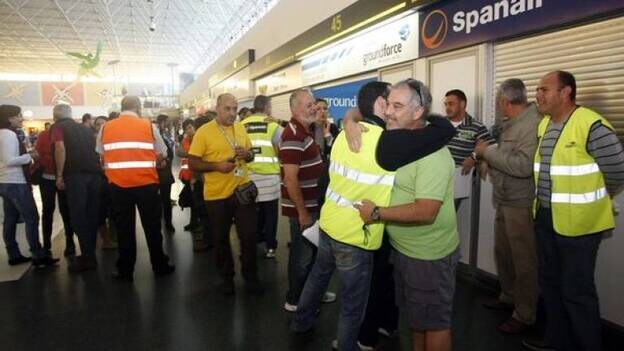 Trabajadores de Spanair en Gran Canaria se concentran para exigir el salario