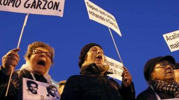 Centenares de manifestantes apoyan a Garzón en la Puerta del Sol