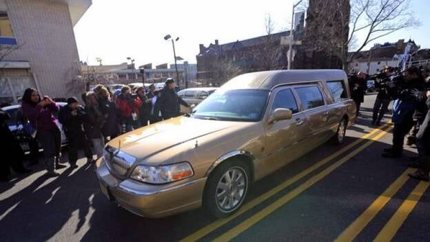 Familiares, amigos y fans despiden a Whitney