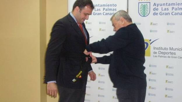 Carlos Ester recibe el cinturón negro honorífico de la Federación Española