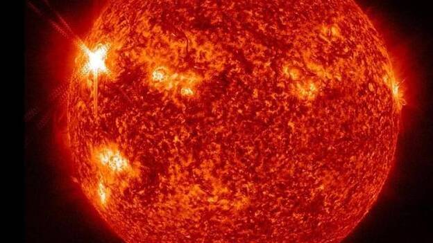 Una llamarada solar envía plasma y partículas cargadas hacia la Tierra