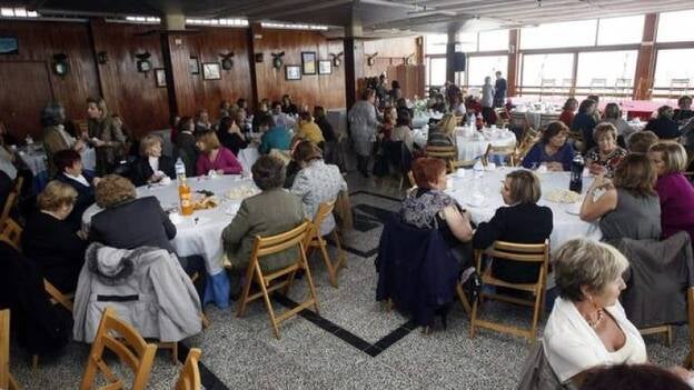 El Club Náutico acoge 'La tarde entre amigas' para recaudar fondos para la Fundación Yrichen