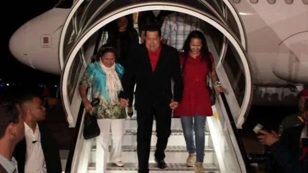 Chávez regresa a Caracas y acusa a la oposición de su vuelta