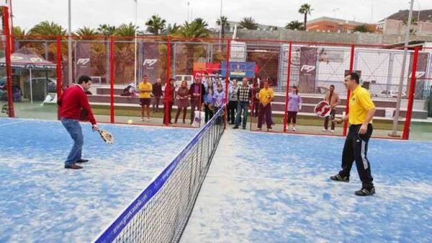 El pádel engancha a 2.500 jóvenes en las jornadas que organiza el Instituto Insular de Deportes