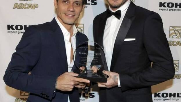 David Beckam entrega a Marc Anthony el premio de los autores estadounidenses