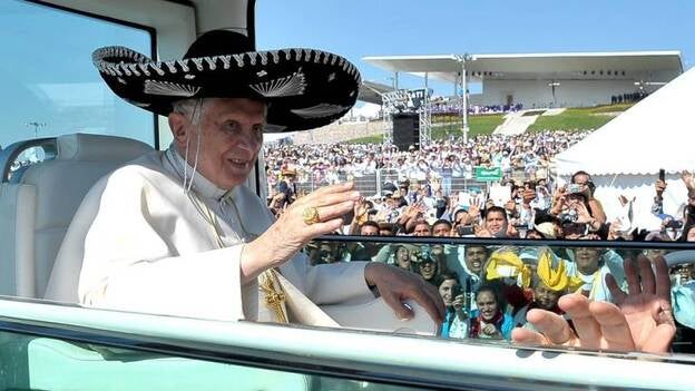 El Papa visita México entre mariachis