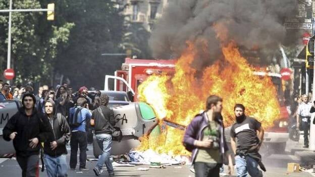 Varios manifestantes queman contenedores en Barcelona