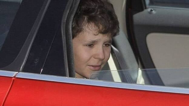 El nieto de los reyes abandona con su madre el hospital tras recibir el alta