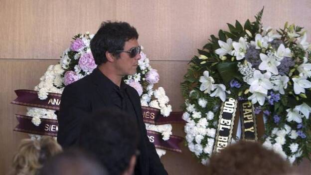 Alejandro Sanz despide a su madre en el tanatorio de Chiclana