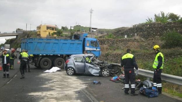 Fallece una mujer en la colisión de un turismo y un camión en Tenerife