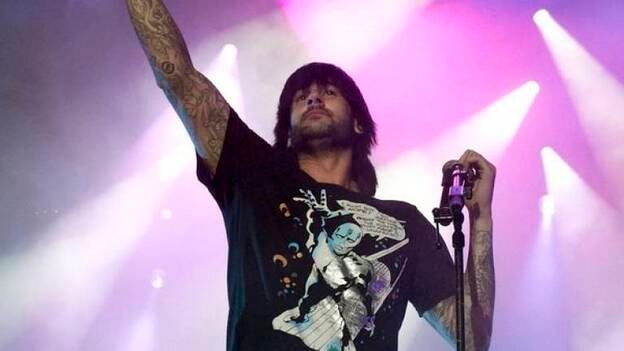 Melendi lanza su rock desenfadado en el inicio de "Directo y copas"