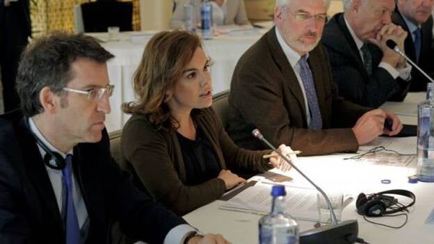 Sáenz de Santamaría anuncia intención del Gobierno de liberalizar servicios