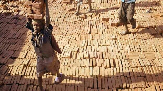 Trabajo duro en una fábrica de ladrillos