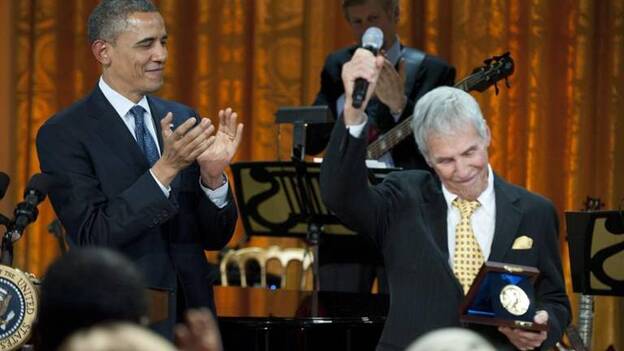 Obama da un paso más en favor de homosexuales pese a riesgos en año electoral