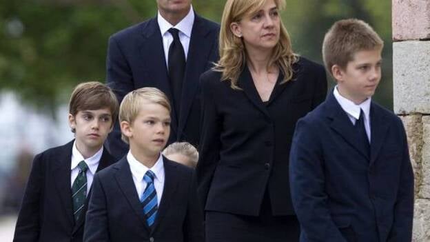Urdangarin despide a su padre arropado por la infanta Cristina y su familia