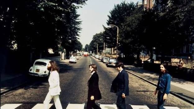 Subastan la foto de los Beatles cruzando Abbey Road al revés por 24.135 euros