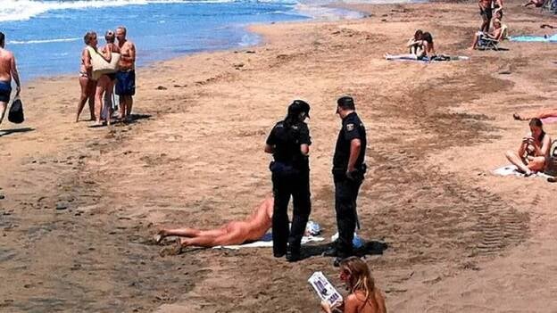 Dos nudistas sin ley en Las Canteras