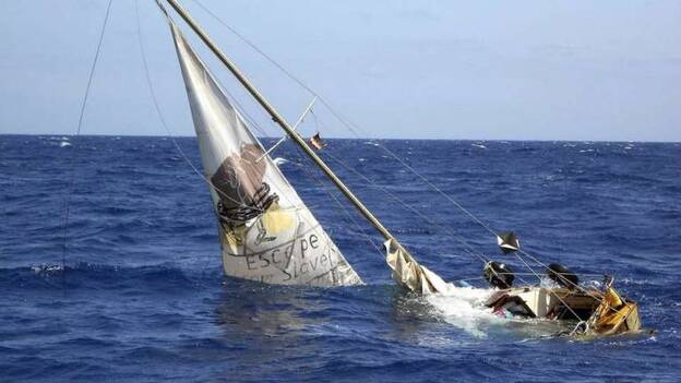 Rescatan al tripulante de un velero tras 2 días en una balsa en el Atlántico