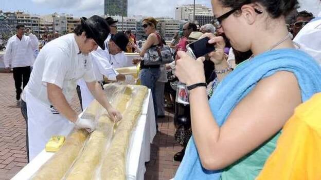 Una pella de gofio gigante y una romería llena Las Palmas de folclore canario