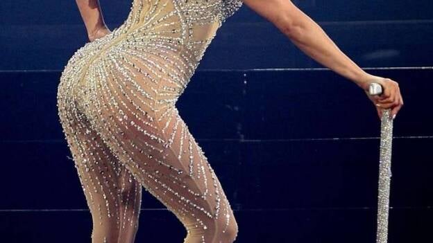 JLo luce sus curvas en concierto
