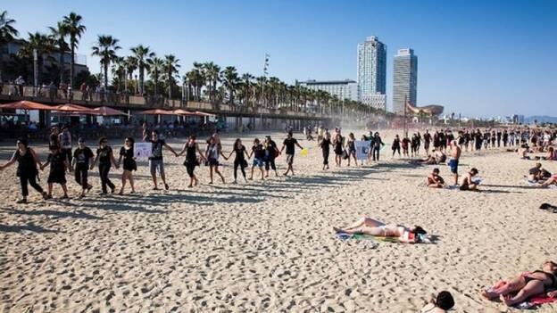 Cadena humana en la Barceloneta contra las prospecciones petrolíferas