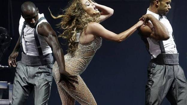 Jennifer López derrocha sensualidad y muestra a su círculo íntimo en Santiago