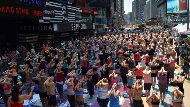 Celebran el solsticio de verano con Yoga