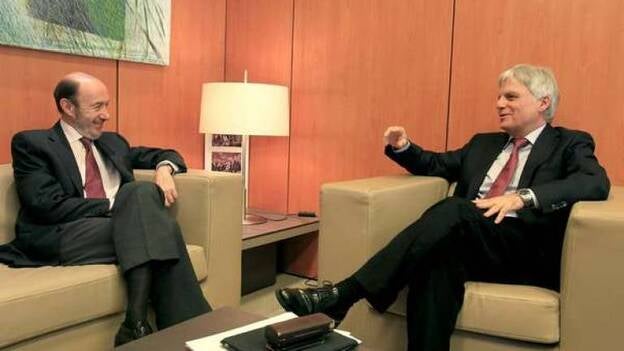 Rubalcaba aboga por que Madrid se ocupe de Canarias como un "tema de Estado"