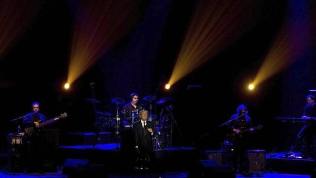 Julio Iglesias emociona con sus canciones de siempre en Liceo de Barcelona