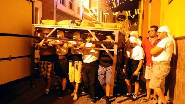 Ensayo de los costaleros de la Virgen del Carmen