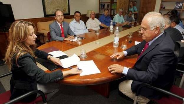 La patronal del transporte desconvoca el paro del sector en toda Canarias